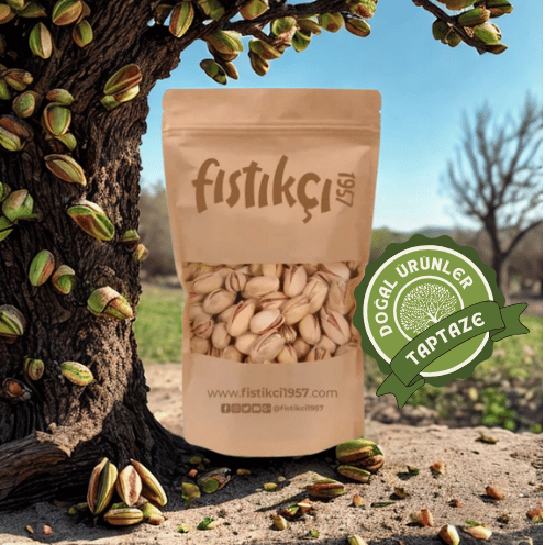 Beyaz zeminde sergilenen ağzı açık duble iri boy Siirt fıstıkları.