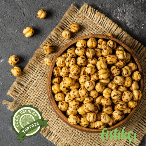 Bakır tepside sergilenen taze Çorum leblebisi tanele