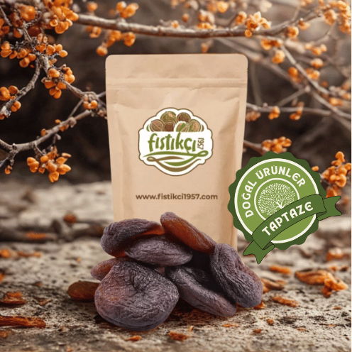 Ahşap kasede duran koyu kahverengi Malatya gün kurusu kayısılar