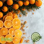 Ayaklı porselen tabakta şık mandalina kurusu servisi.