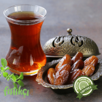 Yulaf kasesi üzerinde dilimlenmiş kudüs hurması