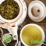 Limon dilimi eşliğinde servis edilen rezene çayı bardağı