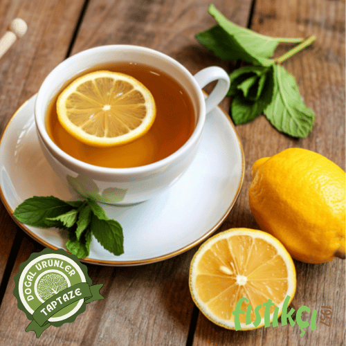 Ahşap masa üzerinde dumanı tüten bir fincan nane limonlu çay