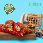 Ahşap sunum tahtasında dilimlenmiş cevizli sucuk dilimleri