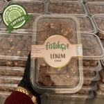 Şık bir hediye kutusunda dizili lokum çeşitleri