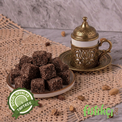 Yan yana dizilmiş fındıklı ve sade kakaolu lokumlar