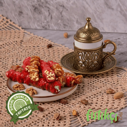 Bir kasede ayıklanmış taze ceviz içleri ve organik pekmez