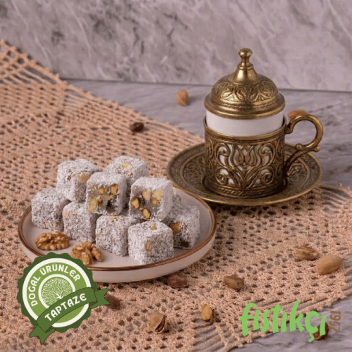 Bakır kazanlarda pişen koyu kıvamlı lokum karışımı