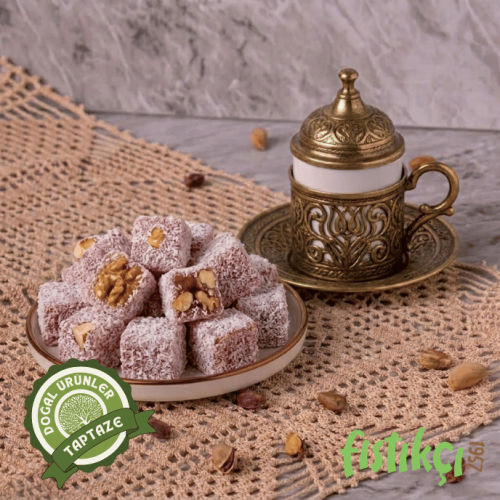 İçerisinde bütün Antep fıstıkları olan narlı lokum kesiti