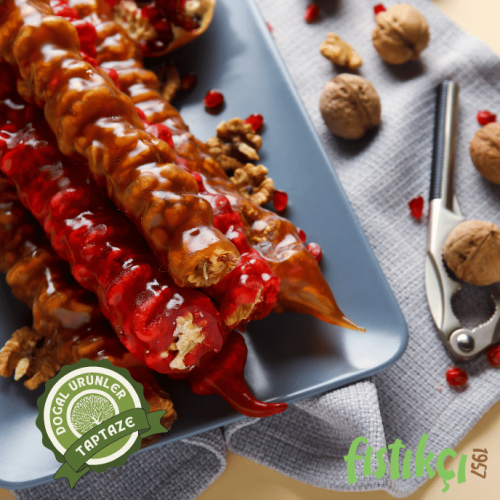 Kesilmiş halde içindeki bol cevizi gösteren Gümüşhane cevizli sucuk