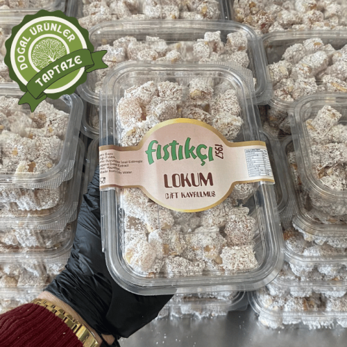 Şık bir tabakta sunulan taze çifte kavrulmuş lokumlar