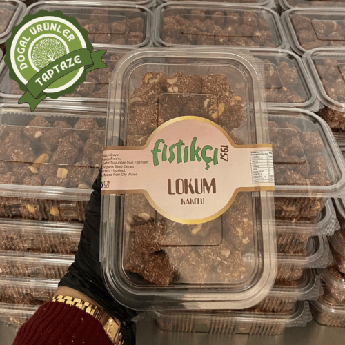 Şık bir tabakta sunulan taze kakaolu lokumlar