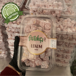 Şık bir tabakta sunulan kırmızı renkli taze narlı lokumlar