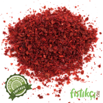 Sıcak çorba kasesi üzerinde ipek pul biberli yağ