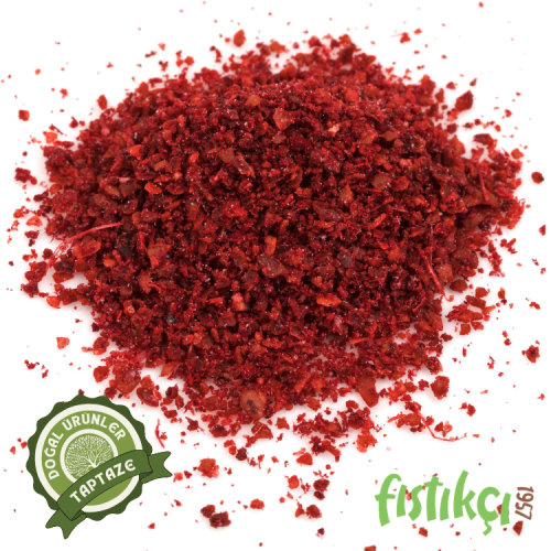 Sıcak çorba kasesi üzerinde ipek pul biberli yağ