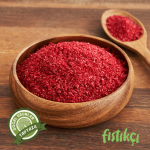 Mutfak rafında duran koyu cam baharat kavanozu