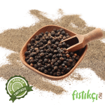 Etiketlenmiş şık cam kavanozlarda saklanan doğal tane karabiberler.