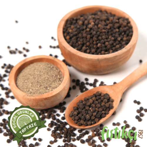 Dalında taze yetişen ve yeni toplanmış yeşil karabiber salkımları.