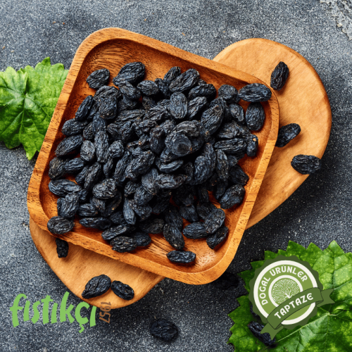 Ahşap kasede sunulan doğal siyah üzüm kurusu.