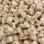 Bakır kazanda lokum hamurunu karıştıran geleneksel tatlı ustası