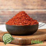 Zeytinyağlı meze üzerinde ipek pul biber süslemesi