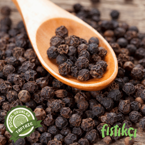 Makro çekimle gösterilen pürüzlü yüzeyli ve kaliteli siyah karabiber taneleri.