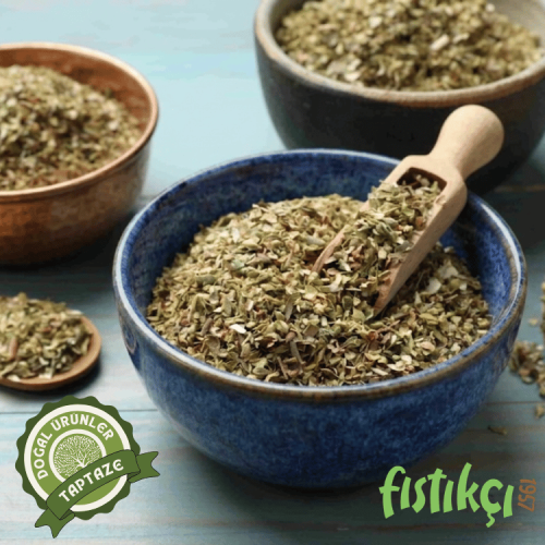 Kasede duran kurutulmuş doğal dağ kekiği yaprakları.