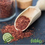 Çorba kasesinin üzerinde biberli tereyağı sosu