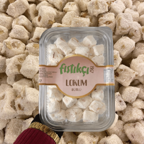 Ahşap sunum tabağında pudra şekerli sütlü çifte kavrulmuş lokumlar