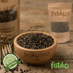 Ahşap bir kasede sergilenen yüksek kaliteli ve parlak siyah tane karabiber