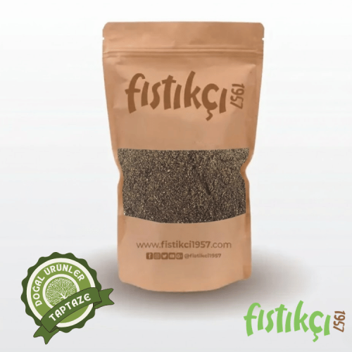 değirmende taze öğütülen karabiberin yemek üzerine