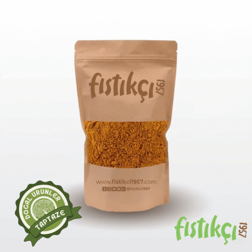 Ahşap kaşıkta taze toz tarçın görünümü.