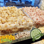 Bol köpüklü Türk kahvesi yanında servis edilen çifte kavrulmuş lokum